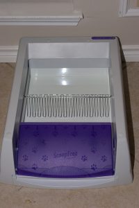 Sel-cleaning litter box with cat litter